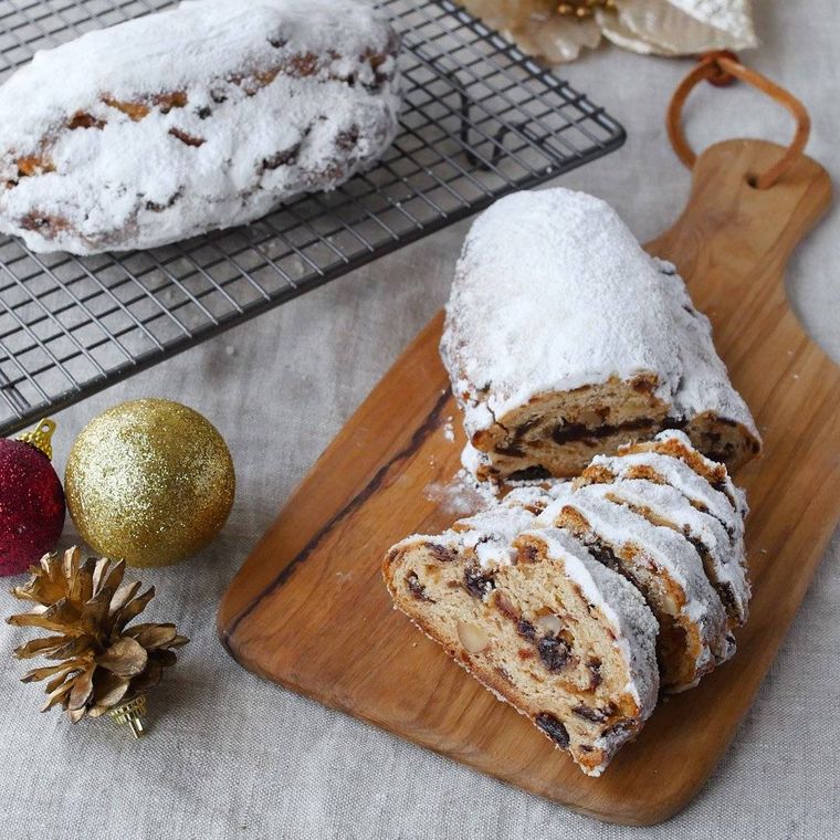 木製のボードの上で切られたシュトーレン