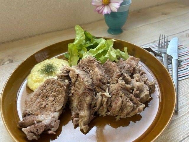 サラダとマッシュポテトが添えられたアイスバイン