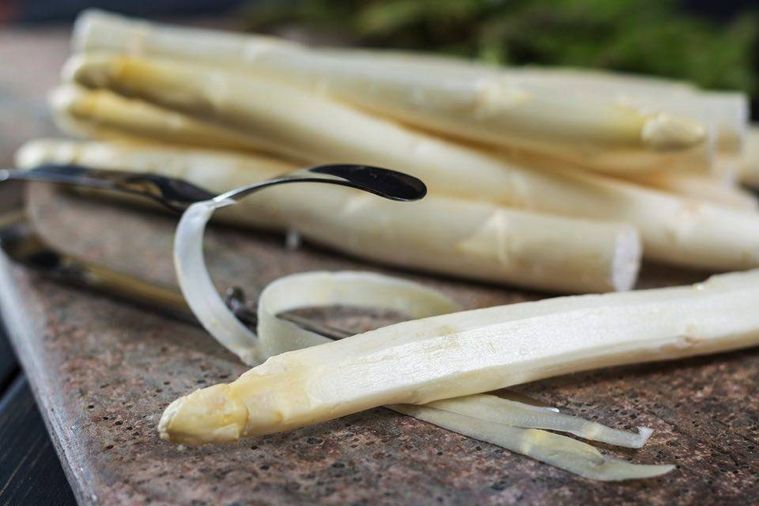 白アスパラガスが並べられている様子