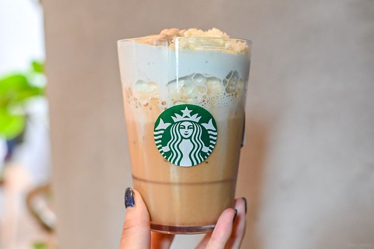 ドリンクを持っているところ