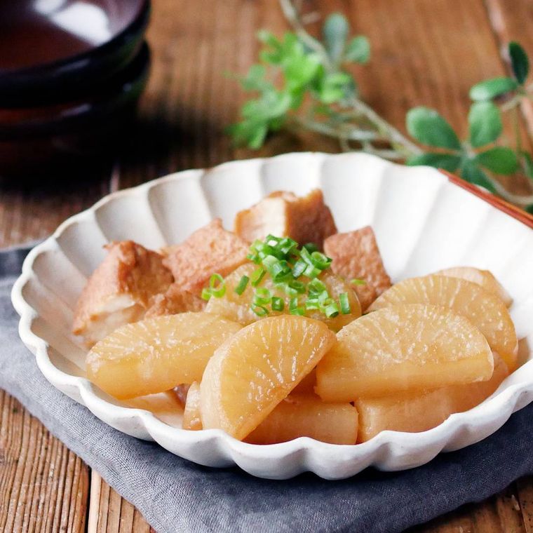 小ネギがかかった大根と厚揚げの旨煮