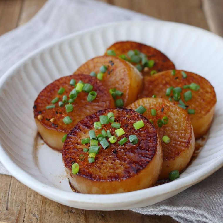 小ネギがかかった照り焼き大根