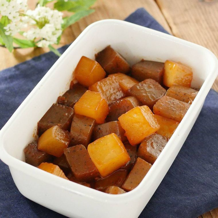 角切りで煮込まれた大根とこんにゃく