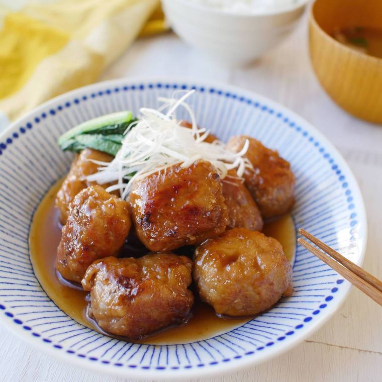 お皿に盛り付けられた肉巻き大根