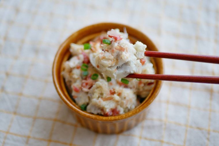 里芋の梅サラダをひと口分、箸で上げる様子