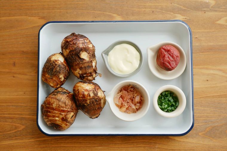 里芋の梅サラダの材料が白い琺瑯バットの上に並んでいる