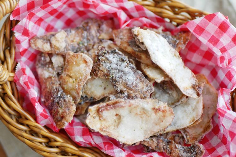 里芋の皮のチップスが小さいバスケットに盛られている