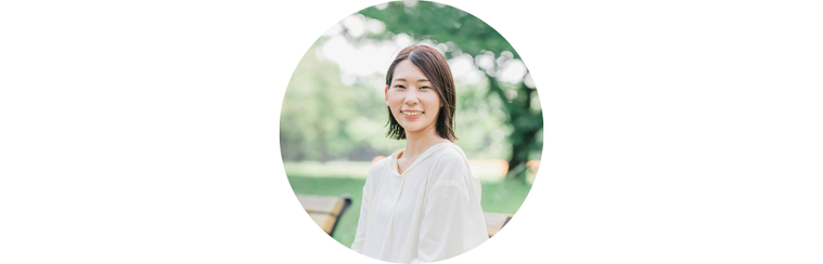 白い服を着た女性