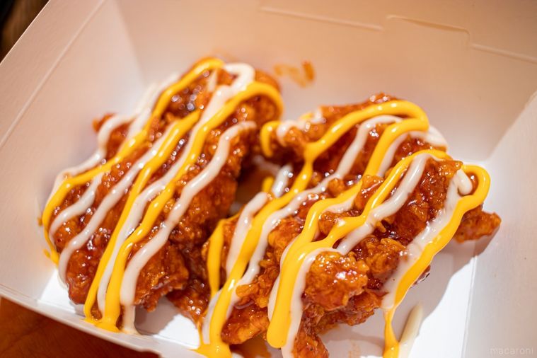 マムズタッチ旨辛チーズ ヤンニョムチキンがふたつ入った箱