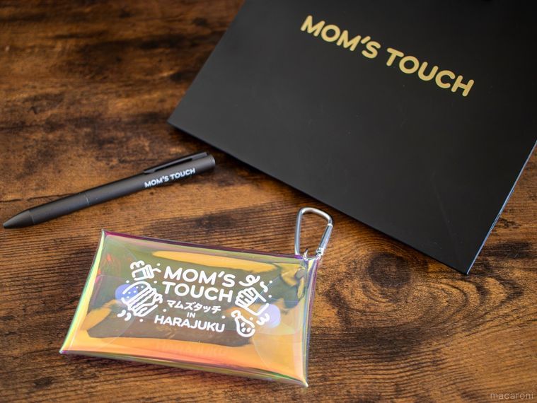 マムズタッチ ソラド原宿店のオープン記念グッズとして配られるボールペンとオリジナルクリアポーチ