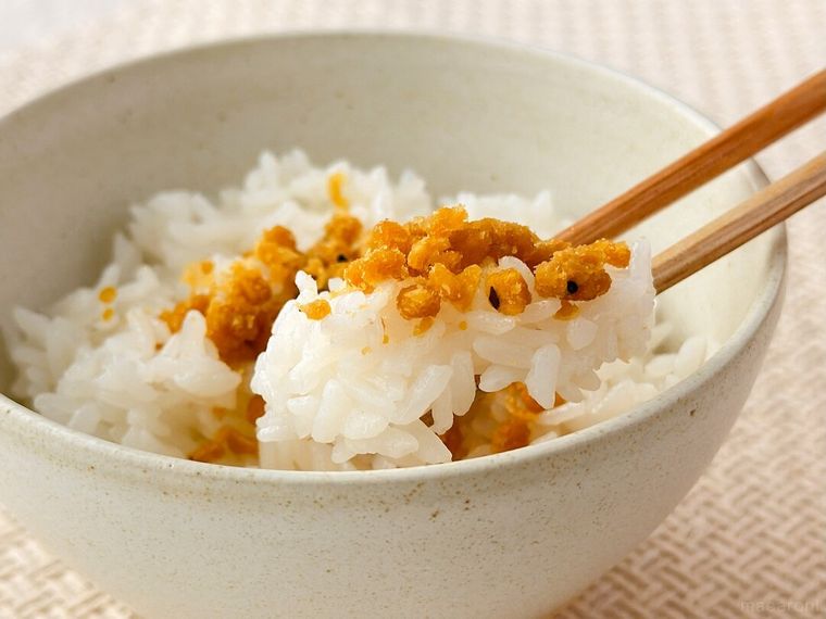 丸美屋ソフトふりかけ さつまいもがのったごはんを箸で持っている様子