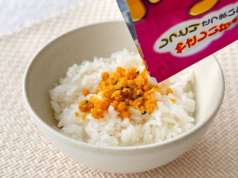 ごはんに丸美屋のソフトふりかけ さつまいもをふりかけている様子