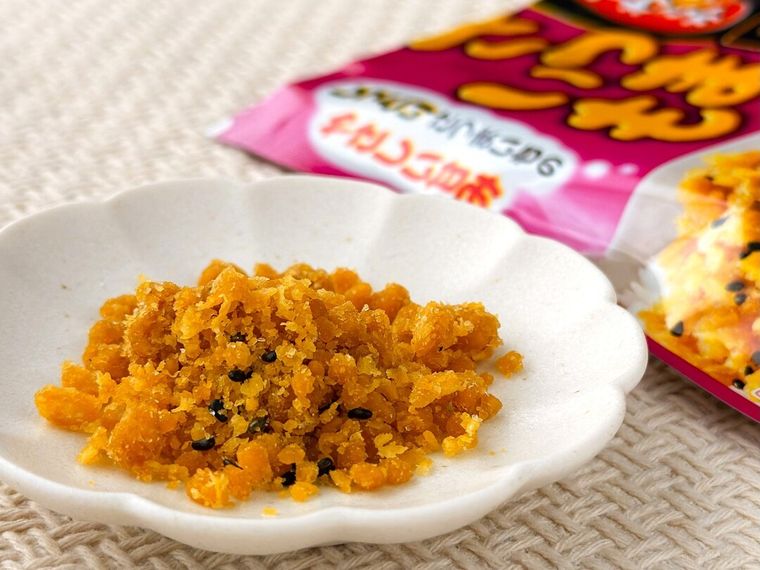 白皿にのった丸美屋のソフトふりかけ さつまいも