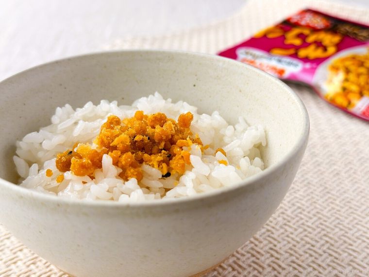 ごはんに盛り付けられた丸美屋のソフトふりかけ さつまいも