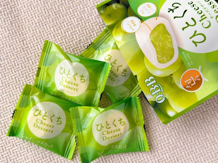 パッケージから取り出したQBBオリジナルのひとくちチーズデザート シャインマスカット