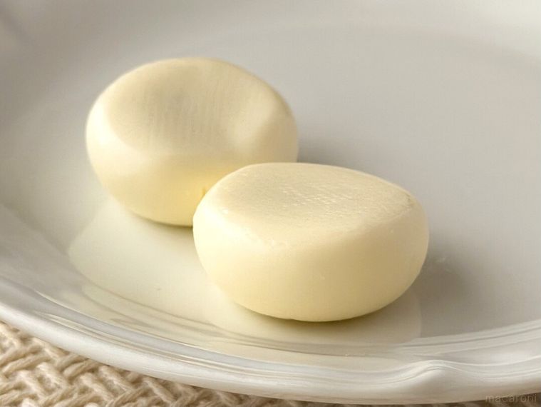 白皿に盛り付けられたQBBオリジナルのひとくちチーズデザート シャインマスカット