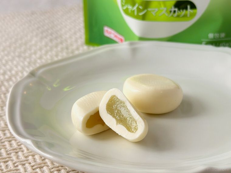 QBBオリジナルひとくちチーズデザート シャインマスカットとパッケージが並んでいる様子