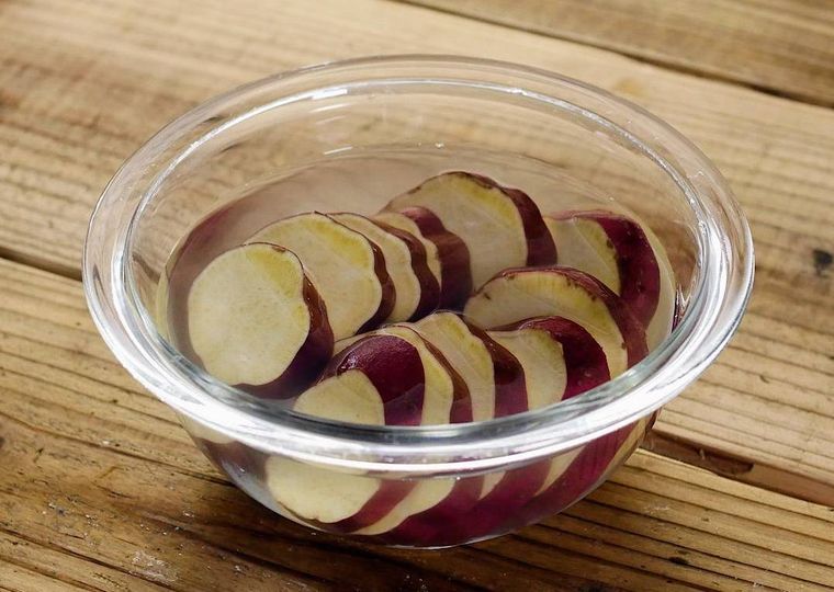 水に浸っているさつまいも