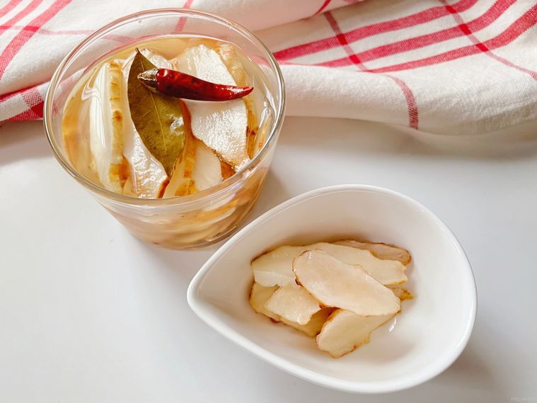 保存瓶に入った菊芋の甘酢漬けと取り分けた菊芋のピクルス