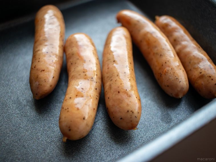 丸大食品燻製屋 熟成あらびきウインナー ブラックペッパーを焼いている様子