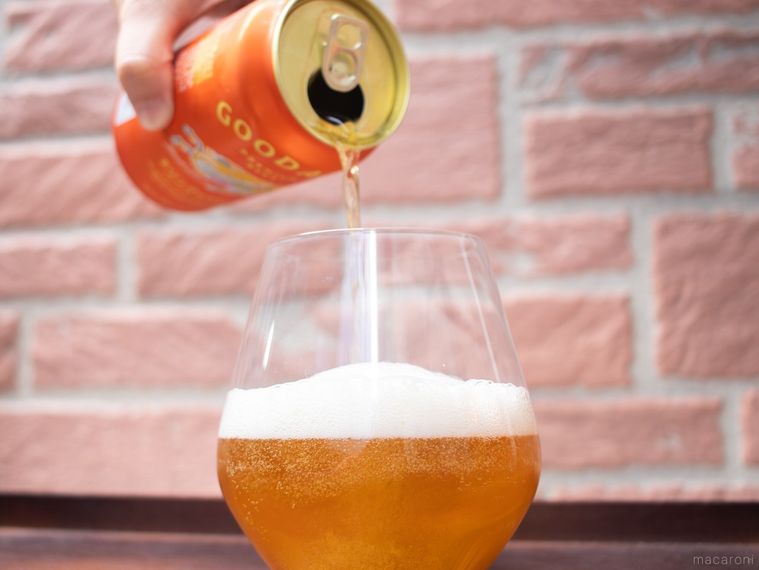 キリンビールキリングッドエールをビールグラスに注いでいる