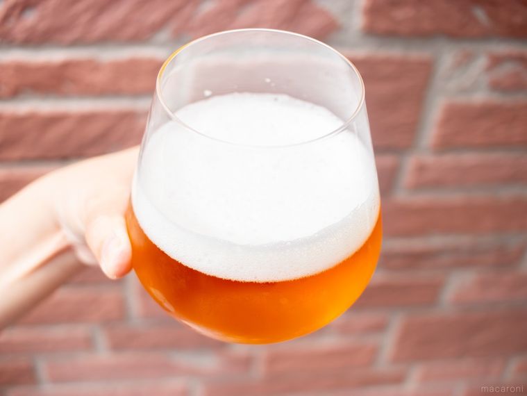 キリンビールキリングッドエールが入ったグラスを傾けている様子