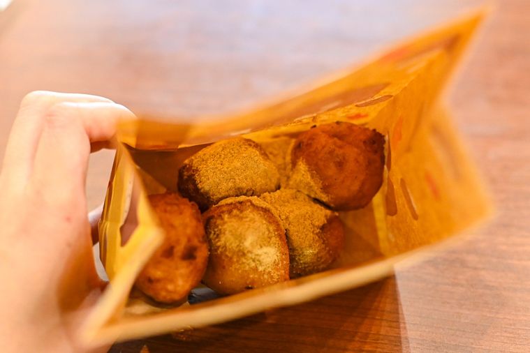 袋の中に入っているドーナツ