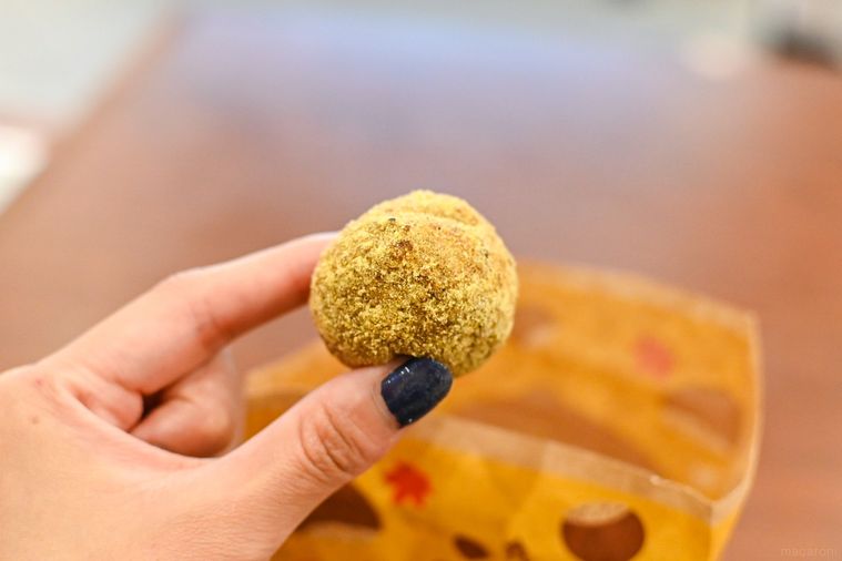 ドーナツを持っているところ