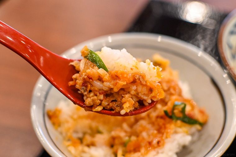 ご飯をれんげですくっているところ