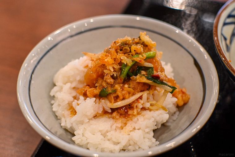ご飯にうどんのタレをかけたところ