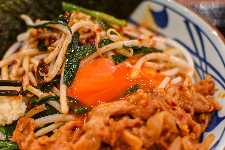 うどんのトッピングの卵黄を割ったところ