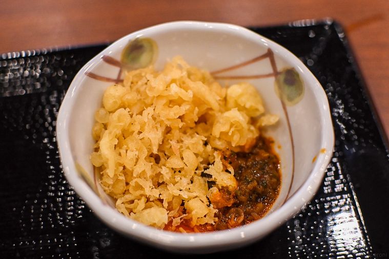 ラー油をかけた天かす