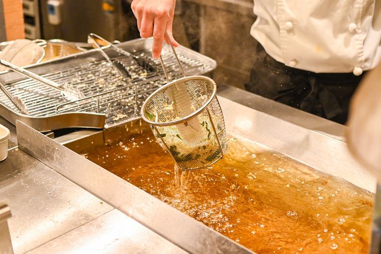 肉と野菜を素揚げしているところ