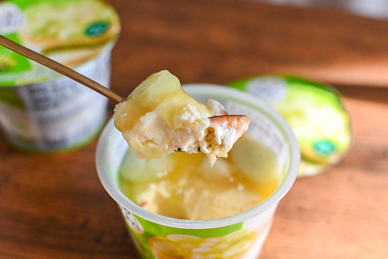 アイスをスプーンですくっているところ