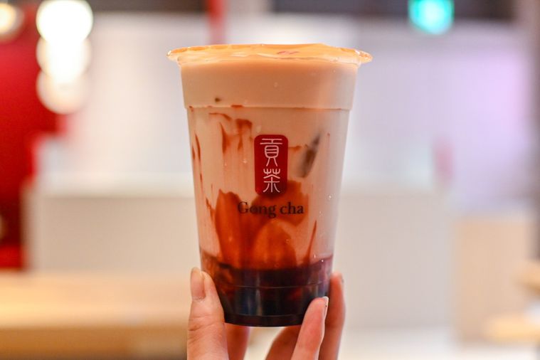 ミルクティーを持っているところ