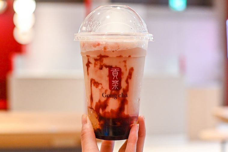 ドリンクを持っているところ