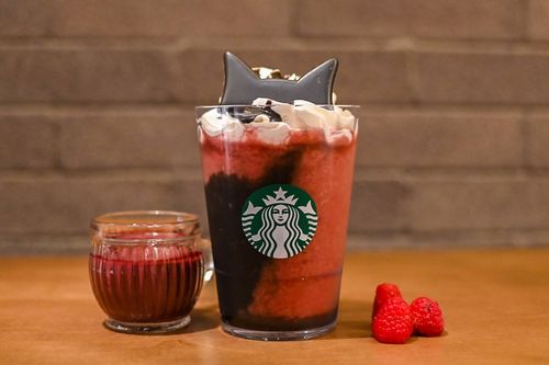 スタバのハロウィン新作黒猫フラペチーノを先行レポ。気になる色の正体はアサイーベリー