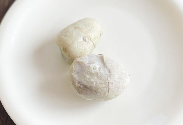 レンジで皮を剥いた里芋をお皿にのせた写真
