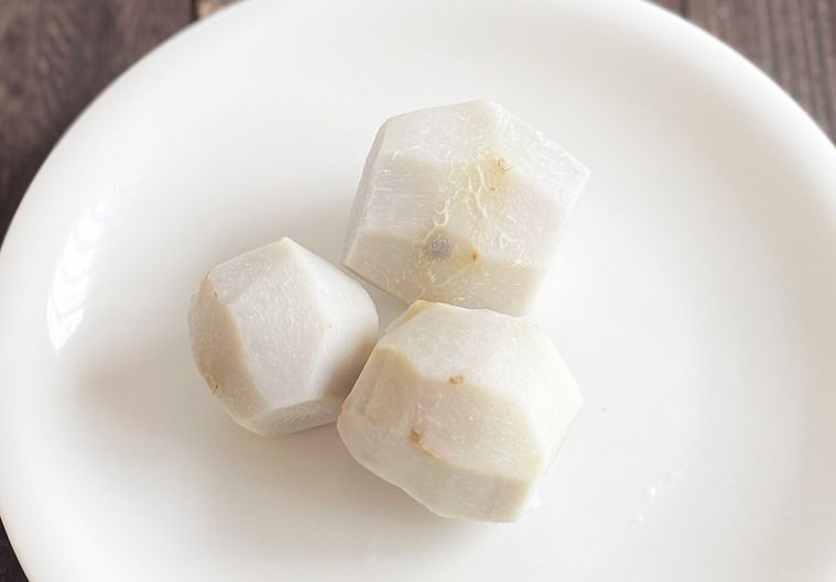 皮を剥いてからゆでた里芋をお皿に並べた写真