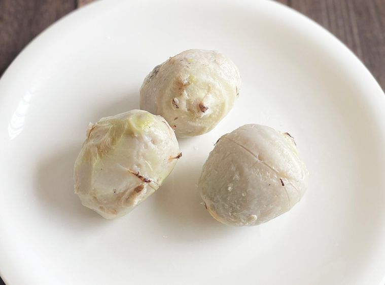 蒸して皮を剥いた里芋をお皿にのせた写真