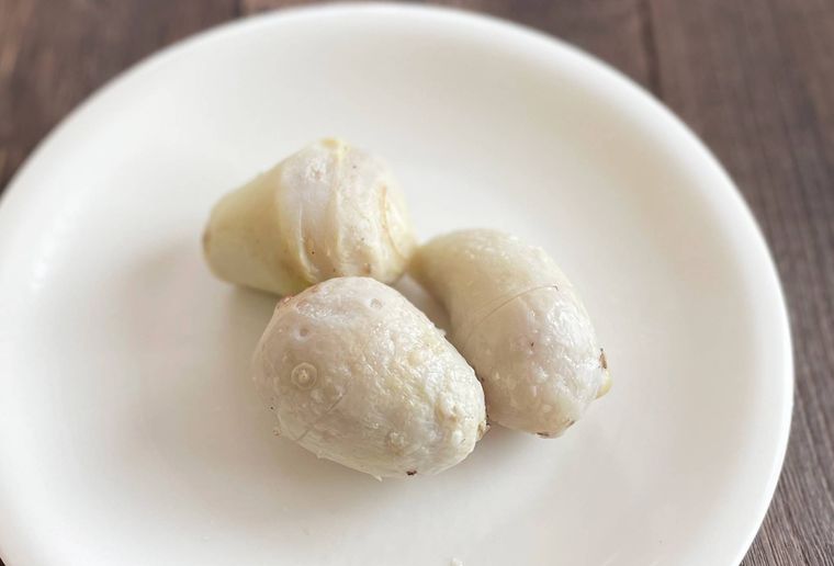 ゆでてから皮を剥いた里芋をお皿に並べた写真