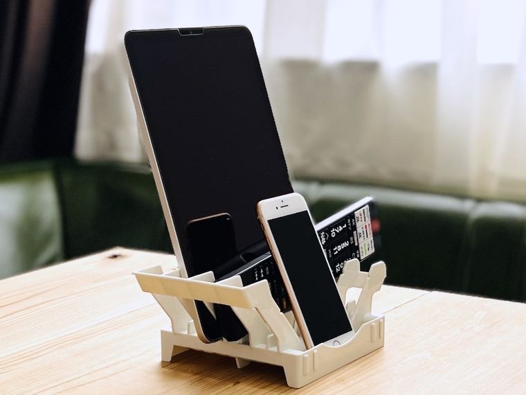 皿立てにタブレット、リモコン、スマホを立て掛けた様子