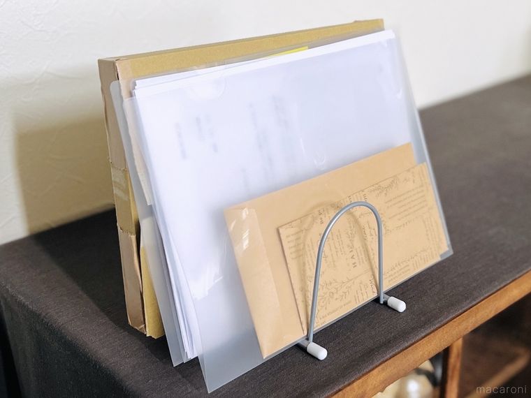 皿立てに郵便物やお便りを立て掛けた様子