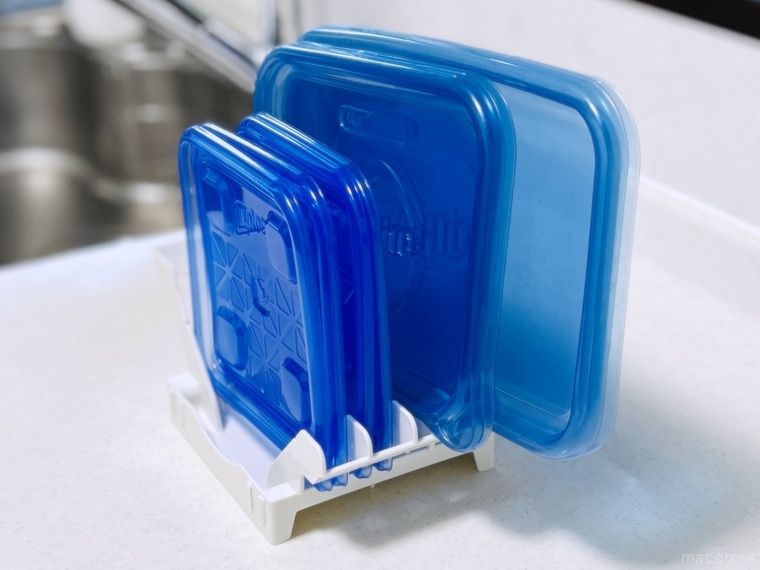 皿立てに保存容器の蓋を立て掛けた様子