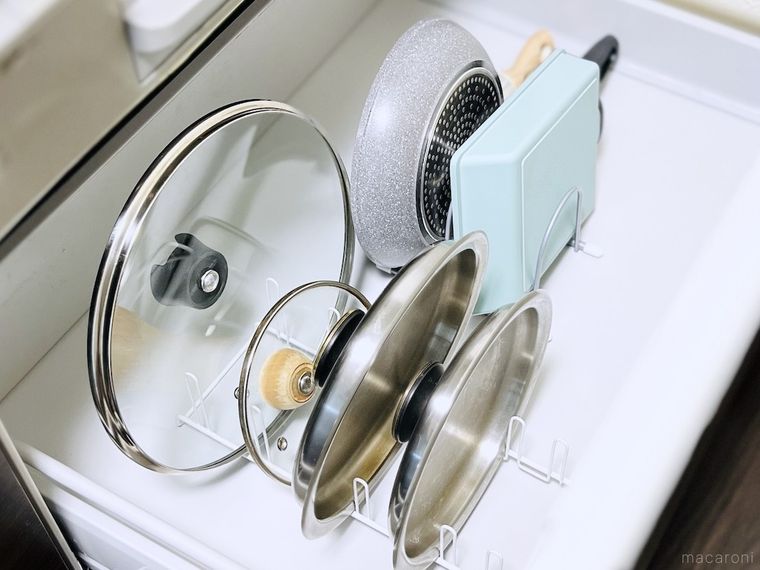 皿立てに鍋蓋やフライパンを立て掛けた様子