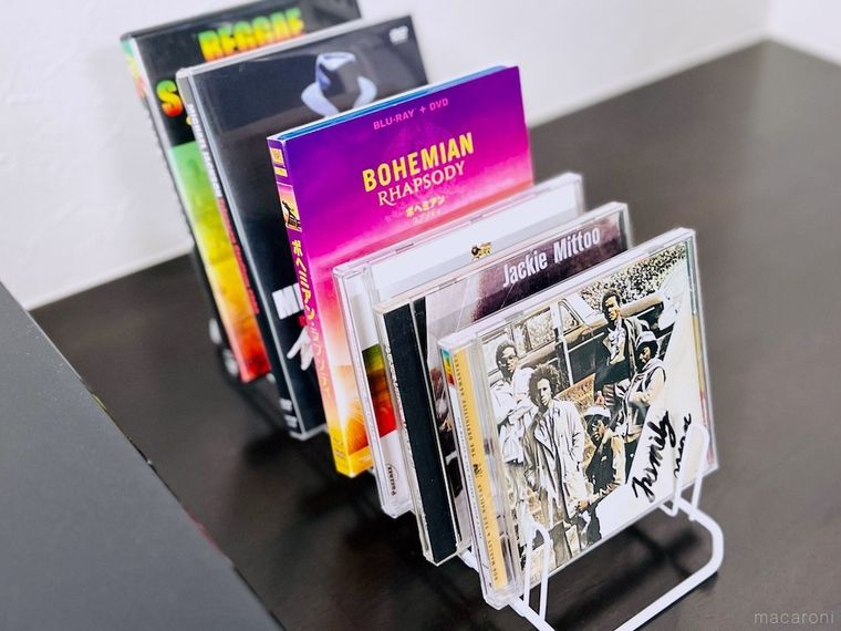 皿立てにCDとDVDを立て掛けた様子