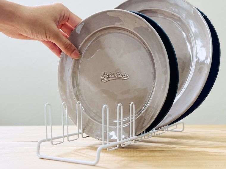 皿立てに皿を立て掛けている様子