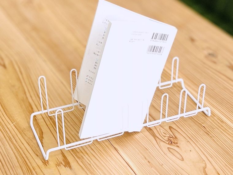 皿立てに本を立て掛けた様子