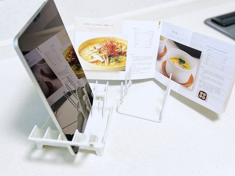 皿立てにタブレットやレシピ本を立て掛けた様子