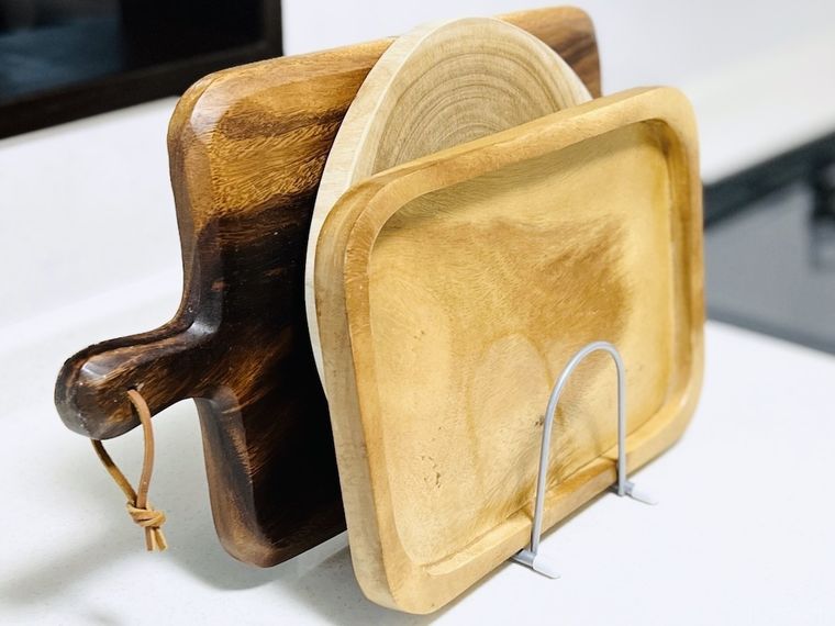 皿立てにまな板やトレーを立て掛けた様子